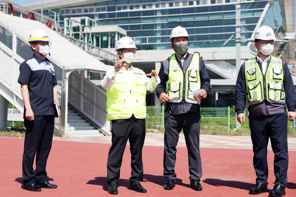 김한영 이사장(왼쪽 두번째)이 8일 KTX 행신역을 찾아 국가안전대진단 현장 점검을 하고 있다.