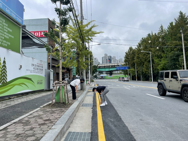 배수시설 설치 후 점검하는 중구청 공무원