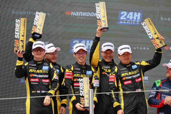 스페인 바르셀로나에서 열린 24시 시리즈 GT4 클래스서 우승 수상식 모습
