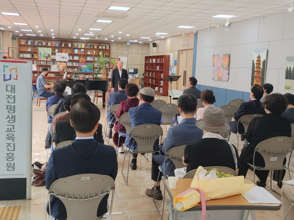 13일, 대전시민대학 ‘우리가곡 부르기 강좌를 수강하는 17명의 시민들이 독창 공연 겸 학습발표회를 선보여