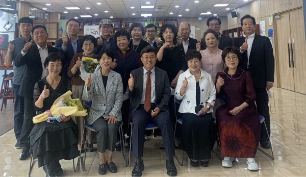 13일 독창 공연 겸 학습발표회을 한 대전시민대학 우리가곡 부르기반.김종남 원장(앞줄 왼쪽에서 두 번째)이 학습발표회 후 이영재 강사(앞줄 가운데)와 수강생들을 격려했다.