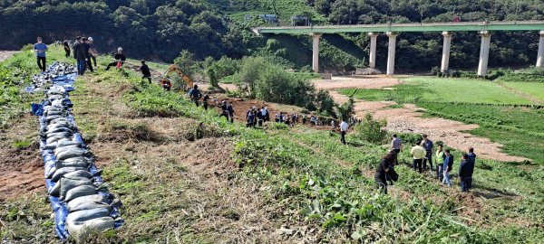 농어촌공사는 경주 왕신저수지에 긴급 인력과 장비를 투입해 응급복구에 총력을 기울이고 있다