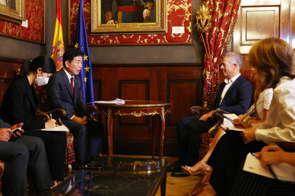 김진표 국회의장은 13일 오전(현지시간) 스페인 마드리드에 위치한 상원의사당에서 안데르 힐 가르시아 상원의장과 회담을 가졌다.