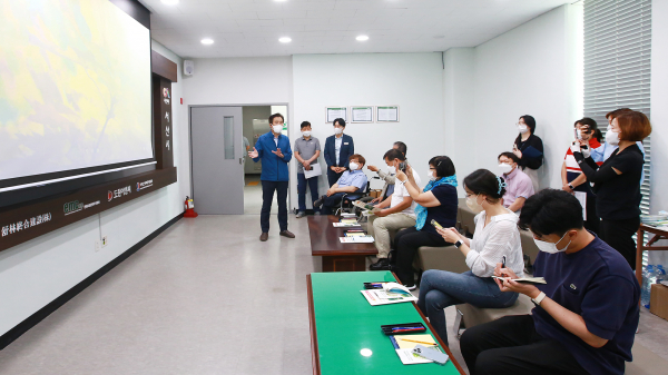 15일 정종선 금강유역환경청장이 바이오가스화시설에 대해 언론인들에게 설명하고 있다