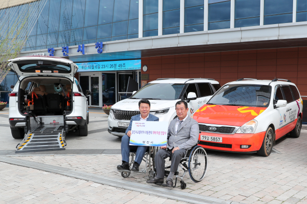 전달식 사진 왼쪽부터 오성환 당진시장 당진시 교통약자지원센터 김윤각회장