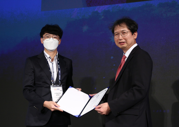송지형 전임의, ‘우수논문 발표상’ 수상 모습