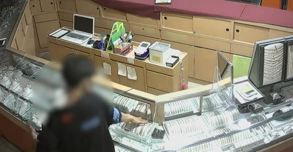 은행동 금은방에서 귀금속을 절취하는 피의자