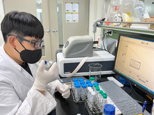 연구진이 효소 활성 측정을 하고 있는 모습