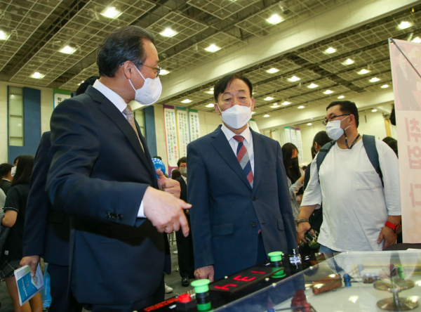 제12회 전국상업경진대회 개최장을 둘러보고 있는 설동호 교육감