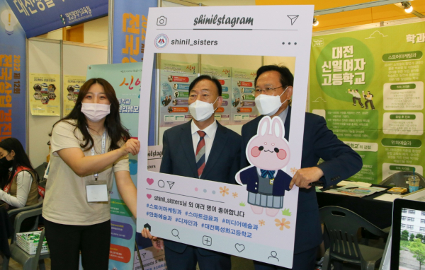 제12회 전국상업경진대회 개최장을 둘러보고 있는 설동호 교육감