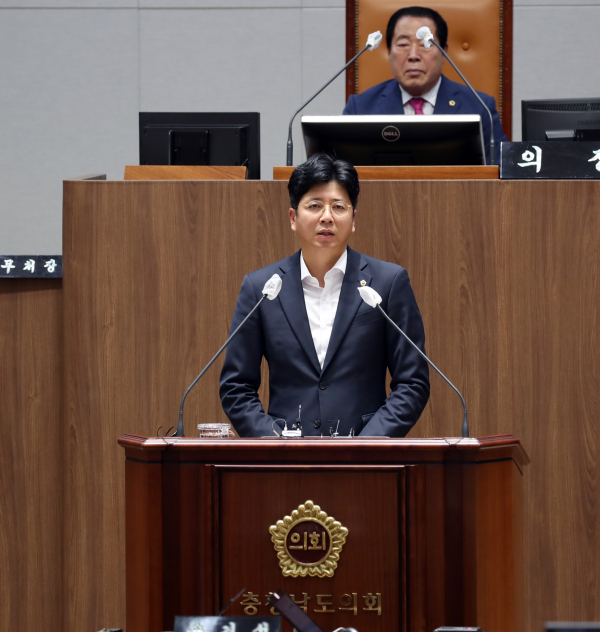 5분 발언을 하는 이용국 의원