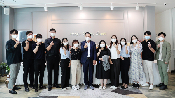 이완섭 서산시장이 15일 MZ세대 공무원과 오찬 자리에 앞서 기념촬영을 했다