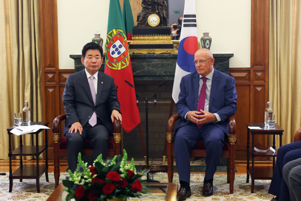 김진표 국회의장은 14일(현지시간) 포르투갈 의회에서 아우구스투 산투스 실바 국회의장과 회담을 갖었다.