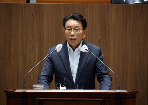 5분 발언을 하는 이철수 의원