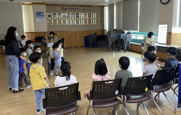 취학 전 어린이 눈 정밀검진 진행 모습