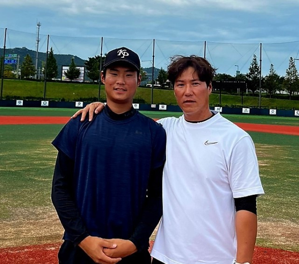 왼쪽 원상훈 선수, 오른쪽 이승준 KPOP고 감독