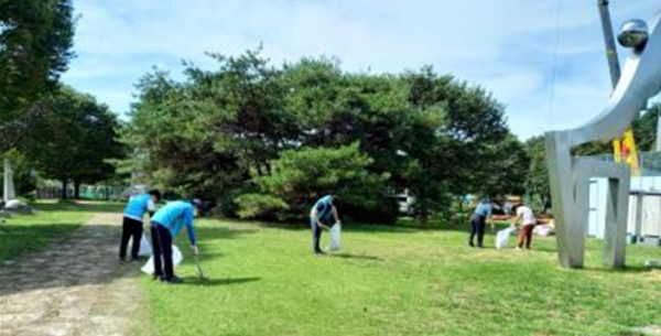세종대전금산지사 직원들이 고복저수지에서 환경정화행사를 하고 있다.