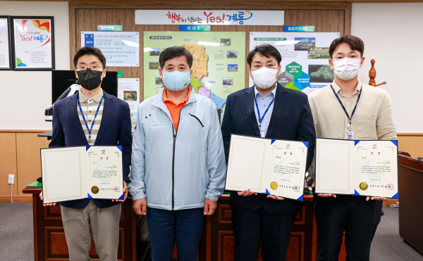 왼쪽부터 강규진 주무관, 최성민 부시장, 오주석 팀장, 박희상 주무관