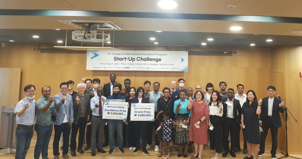 지난 17일 열린 제1회 실전 기술창업 교육 프로그램 DI2 창업대전에서 참가한 유학생들과 관계자들이 전체 기념촬영