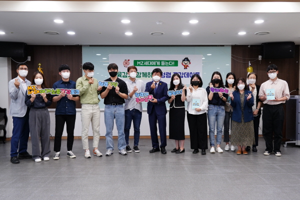 19일, 청사 4층 대회의실에서 최교진 교육감과 MZ세대 지방공무원들과 간담회 단체사진