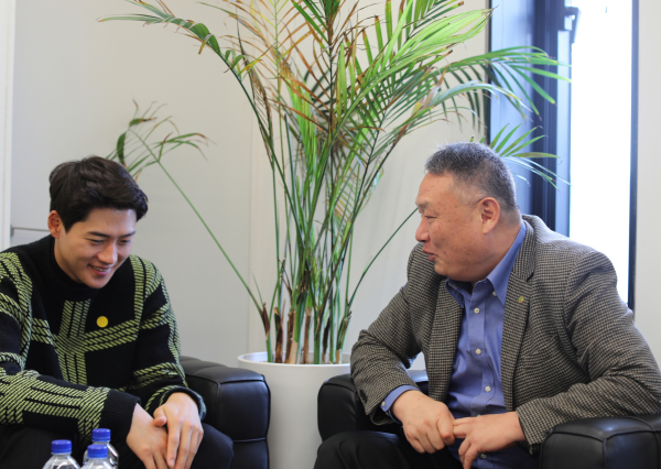 사무실에서 환담(좌 오상욱, 우 도선기)