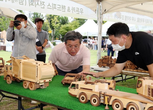 지난 18일 정용래 유성구청장이 전민동 엑스포근린공원에서 개최된 ‘2022 Woodism 목재문화 나눔축제’에 참여했다.