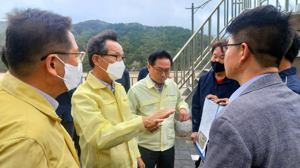 이병호 농어촌공사 사장(사진 좌측 두번째)이 포항 오어저수지에서 태풍피해 복구 현황을 점검하고 있다