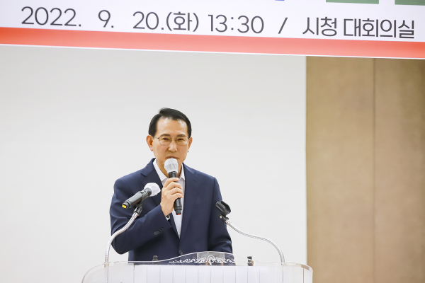 이완섭 서산시장이 20일 시청 대회의실에서 열린 현업근로자 안전보건교육에서 인사말을 하고 있다