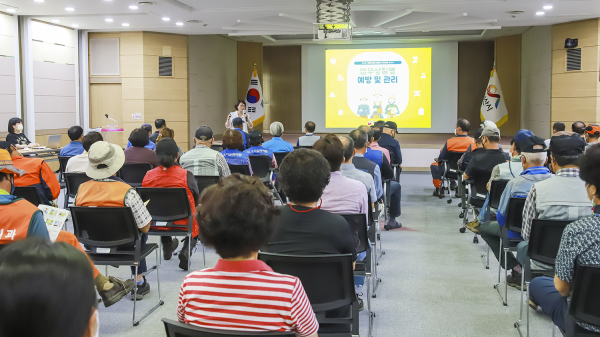 회의실에서 현업근로자 안전보건교육 실시
