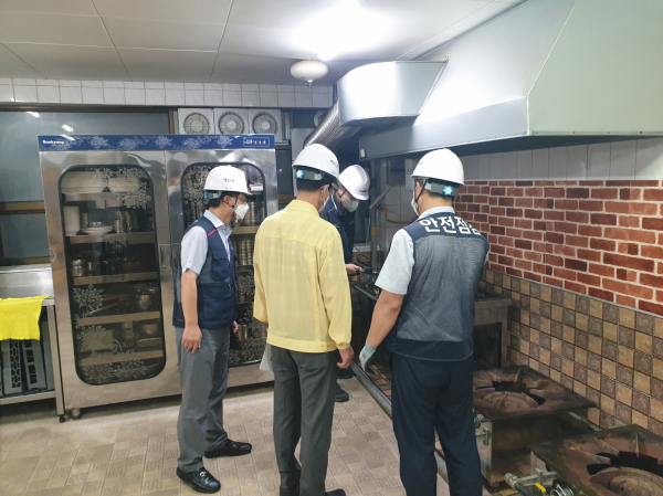 현장점검(민방위복이 김성균 부군수)