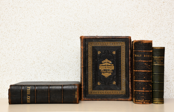 창원임마누엘교회 이종승 담임목사가 기증한 유물 4점(왼쪽부터 1865년 옥스퍼드대학 제작 ‘킹 제임스 버전 성경’, 1875년 발행된 존 번연의 ‘천로역정’, 1769년 런던에서 발행된 ‘킹 제임스 버전 성경’, 1885년 런던에서 발행된 프레드릭 파라의 ‘그리스도의 생애’.