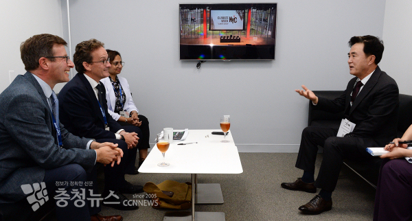 언더2연합_사무국_상견례 회의(맨왼쪽부터 마이크 피어스 언더2연합 시스템 변경 담당 전무이사 팀 애쉬 비 언더2연합 사무국장)