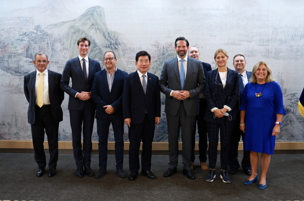 김진표 국회의장은 20일 국회접견실에서 유럽의회 한반도관계대표단 의원들을 만났다.