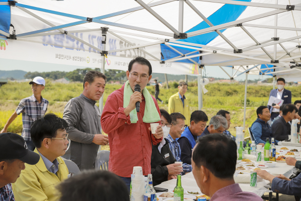 이완섭 서산시장이 인지면 야당1리 들녘에서 농가들과 소통하고 있다