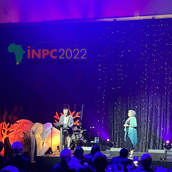 11일~16일 남아프리카공화국에서 개최된 INPC 2022 환영만찬에서 차기 개최지가 발표되고 있다(왼쪽에 기초과학연구원 희귀 핵 연구단 한인식 단장)