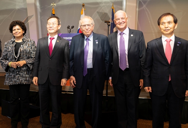 (왼쪽부터) 찬드리카 텐든 NYU 공대 이사장, 이종호 과기부장관, 윌리엄 버클리 NYU 이사장, 앤드류 해밀턴 NYU 총장, 이광형 _