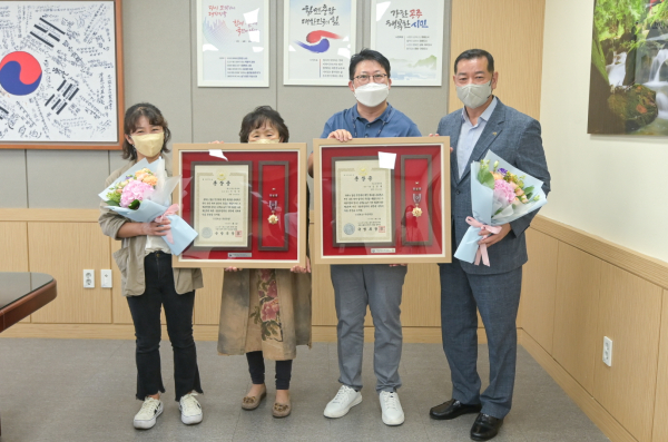 6·25전쟁 참전 유공자인 고 김병태 이병과 이상식 중사에게 화랑무공훈장과 훈장증 전수식 모습