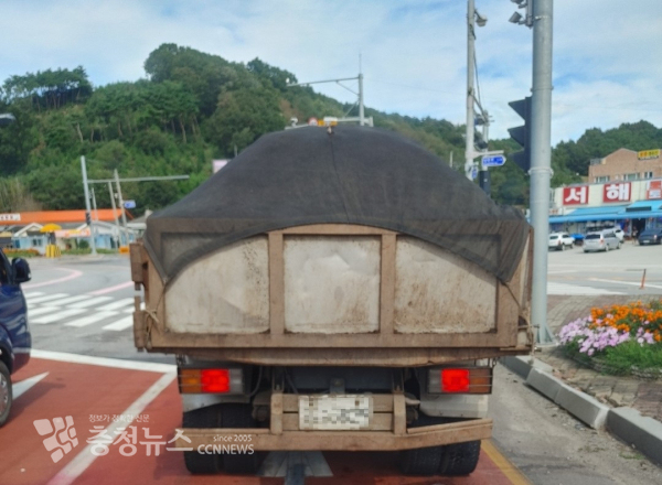 불법 축분 유통 차량이 충남 홍성군 인근에서 이동하고 있는 모습./사진 김정식 기자.