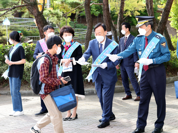 등굣길 학교폭력예방 및 교통안전 캠페인에 나선 설동호 교육감과 윤소식 대전지방경찰청장