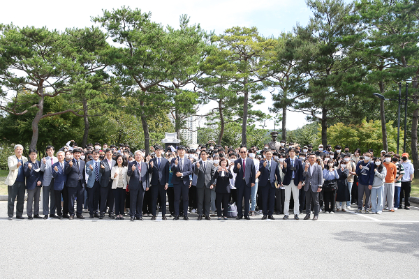 ‘윌리엄 해밀턴 쇼 대위 전사 72주년 추모예배’에서 참석자들이 기념촬영을 하고 있다.
