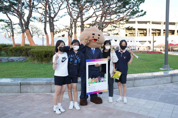 흥타령춤축제 2022 현장에서 학생들이 천안시 캐릭터 호두과장과 사진 촬영