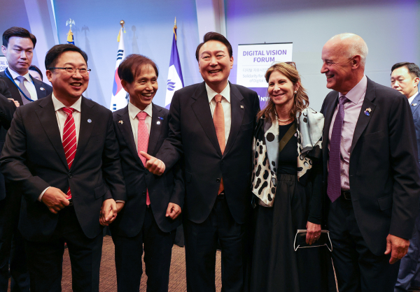 이장우 대전시장이 뉴욕대 주관 디지털 비전 포럼장에서 윤석열 대통령과 만나고 있다.