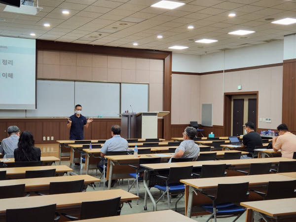 대전중장년기술창업센터 스타트업 부트캠프에 참여한 교육생들이 집중강의를 듣고 있다.