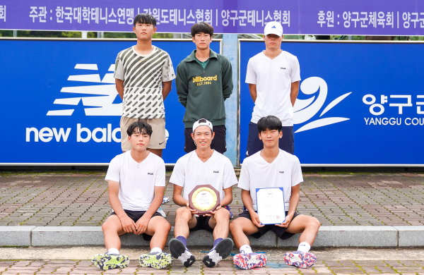 제76회 전국 추계 대학 테니스 연맹전에서 남자 단체전 1위를 차지한 순천향대 선수들이 기념촬영/ (사진 윗줄 왼쪽부터 사회체육학과 엄두현(1), 김찬혁(2), 추석현(3) 학생, 사진 아랫줄 왼쪽부터 사회체육학과 최민석(3), 진현빈(4), 이준환(1) 학생)