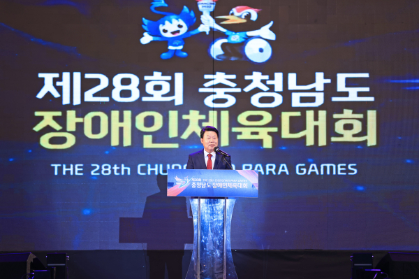 ‘제28회 충청남도 장애인 체육대회’가 성대한 개회식에서 축사하는 오성환 당진시장 모습