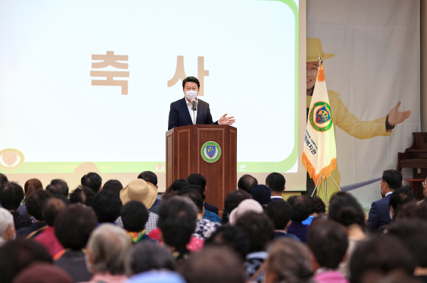 송산사회복지관 개관10주년 기념행사에서 인사말 하는 오성환 당진시장