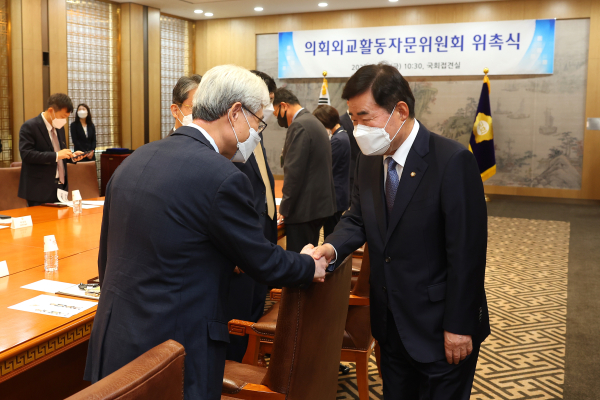 김진표 국회의장은 23일 국회 접견실에서 의회외교활동자문위원회 위원을 위촉했다.