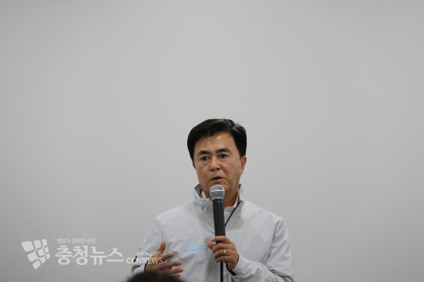 김태흠 도지사 언론인 질의 응답 모습 / 권상재 기자