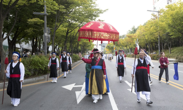최충규 대덕구청장이 문정공시호봉송행렬에 직접 참여하고 있다.