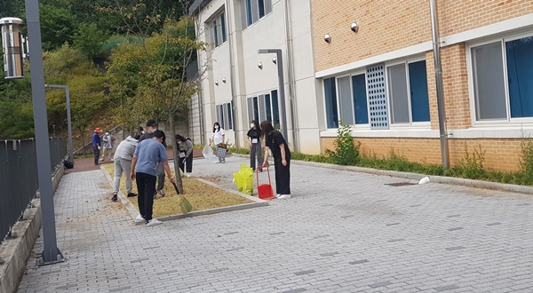 배재대 보건의료복지학과 학생들이 쓰레기 줍기 등의 사회봉사활동을 전개했다.